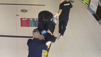 與死神賽跑！醫(yī)生跳上擔(dān)架做心肺復(fù)蘇救回心臟驟停患者