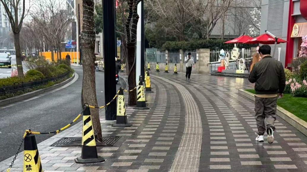 调查｜为什么雨天会打滑的盲道被铺在路上？