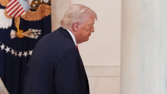 說(shuō)著硬話但表情沮喪，特朗普的“勝利”之說(shuō)能信幾分？｜907編輯部