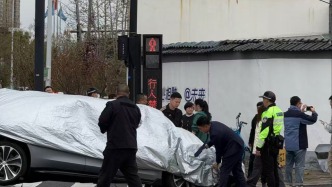 新能源車撞圍墻剛脫困被蓋車衣，品牌客服回應質(zhì)疑：無蓋車衣規(guī)定