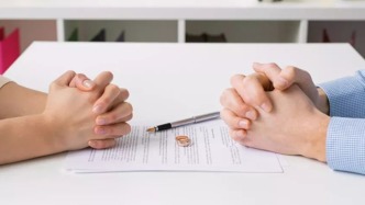 離異多年后發(fā)現(xiàn)名字被刻上前公婆墓碑，女子起訴前夫法院這樣化解