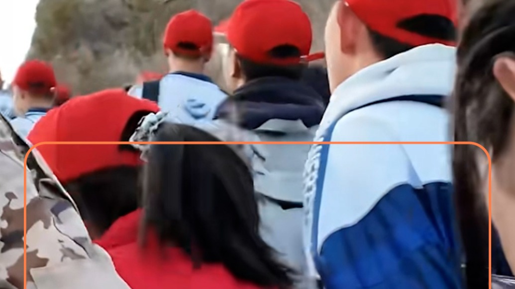 徒步108里祭英烈途中有人體力不支，身旁的同學(xué)主動(dòng)攙扶