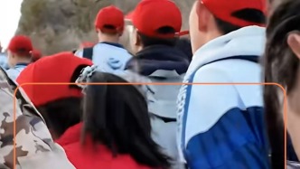 徒步108里祭英烈途中有人體力不支，身旁的同學主動攙扶