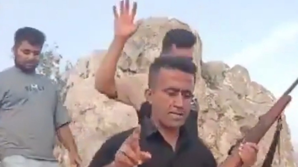 伊朗悬赏活捉美飞行员，民众带枪进山地毯式搜寻