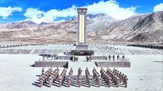 解放军报头版头条：弘扬英雄精神，争做英雄传人