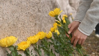 人民日?qǐng)?bào)頭版頭條：長(zhǎng)征路上憶英烈，砥礪奮進(jìn)寫榮光