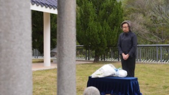 香港特區(qū)政府公務(wù)員局局長清明節(jié)到殉職消防員何偉豪墓前拜祭