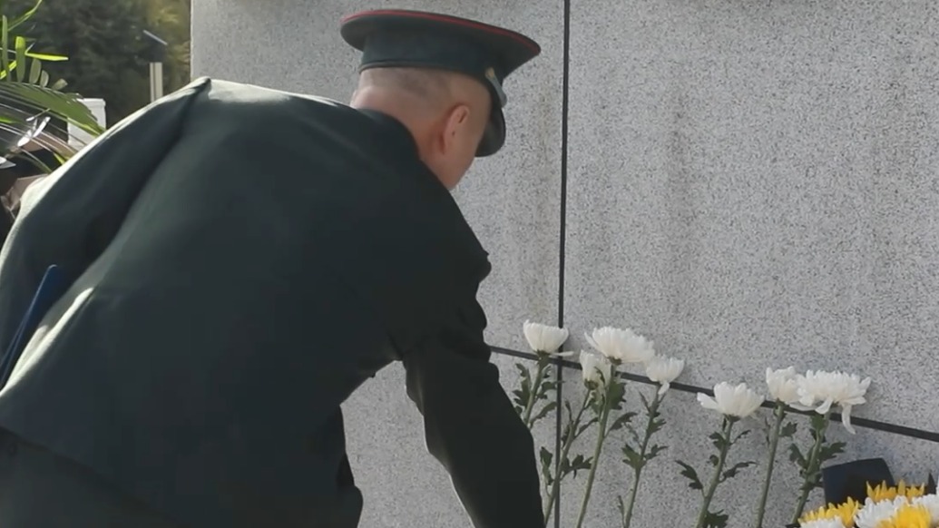 軍地祭英烈，拉薩軍事法院等單位前往拉薩烈士陵園開展祭掃