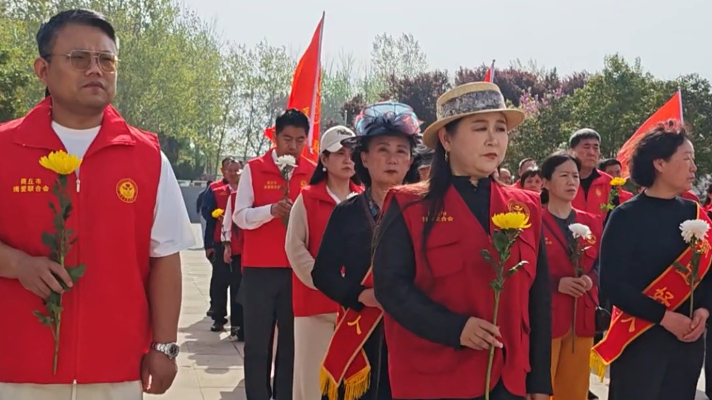 商丘百名志愿者清明祭扫英烈，纪念碑前聆听烈士革命故事