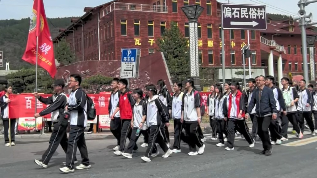 師生徒步祭英烈途中獲免費(fèi)送餐，孩子們鞠躬致謝