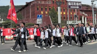 師生徒步祭英烈途中獲免費(fèi)送餐，孩子們鞠躬致謝