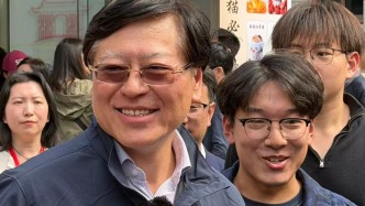 聯(lián)想董事長(zhǎng)楊元慶回母校上海交大：請(qǐng)學(xué)弟學(xué)妹喝奶茶，送簽名聯(lián)想“龍蝦”平板