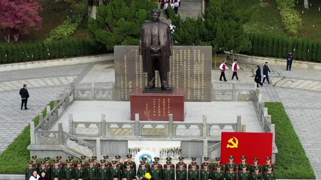 江西武警与小学师生祭扫方志敏烈士纪念园，共同朗诵《可爱的中国》