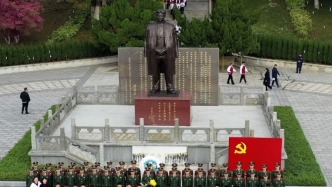 江西武警與小學(xué)師生祭掃方志敏烈士紀(jì)念園，共同朗誦《可愛的中國》