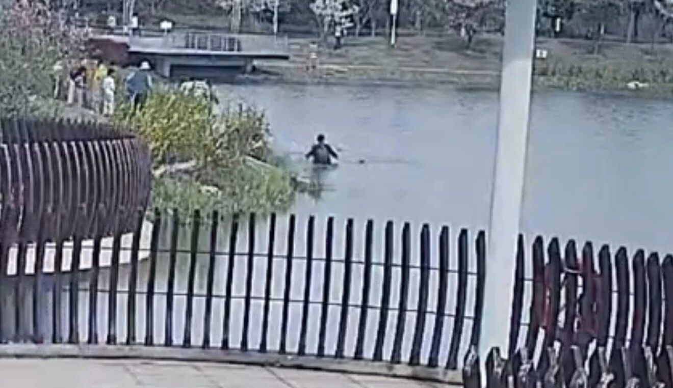 男子跳湖救下溺水孩子后默默离开，“我正好在就下去了”