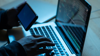 電商平臺(tái)員工伙同他人騙取商戶補(bǔ)貼12萬(wàn)余元，被采取刑事強(qiáng)制措施