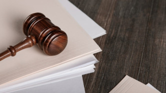 旁聽人員擊打?qū)Ψ睫q護(hù)律師被拘三日，最高法發(fā)布典型案例