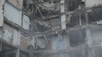 美以空袭伊朗首都居民区，多栋建筑发生大面积倒塌