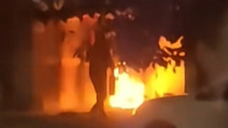 發(fā)現(xiàn)路邊民房起火，公交司機(jī)向乘客打招呼后提滅火器沖了過(guò)去