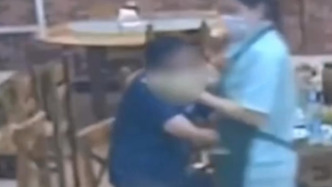 男子故意伸腿絆服務(wù)員致面湯灑一地，老板：下次再犯直接報警