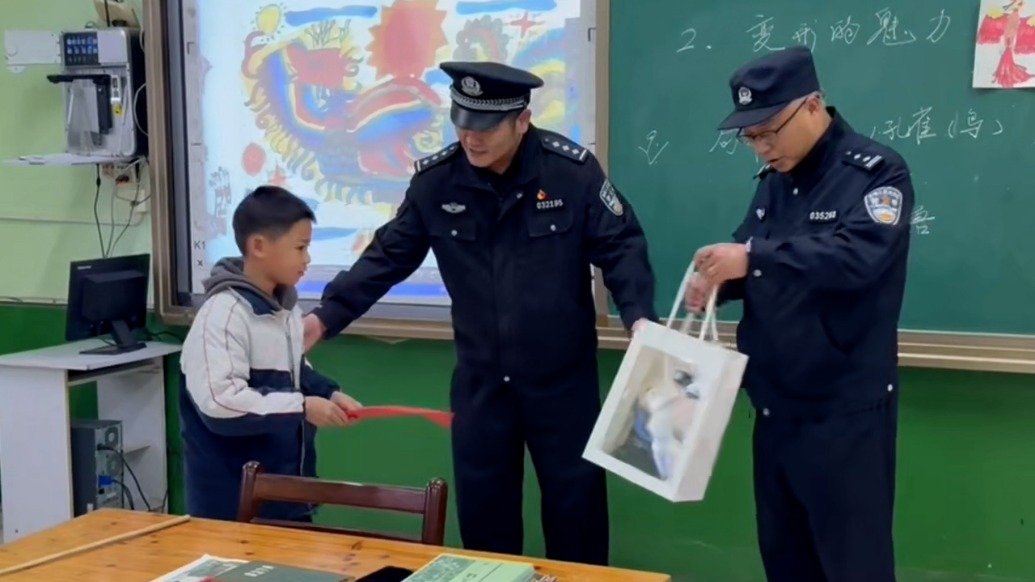 “小孩哥”發(fā)現(xiàn)倉(cāng)庫(kù)著火用電話手表冷靜報(bào)警，民警到校表?yè)P(yáng)