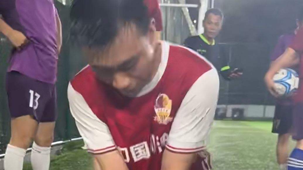 幸好隊友是醫(yī)生！男子踢球時突發(fā)心臟驟停，隊友就地心肺復蘇救回