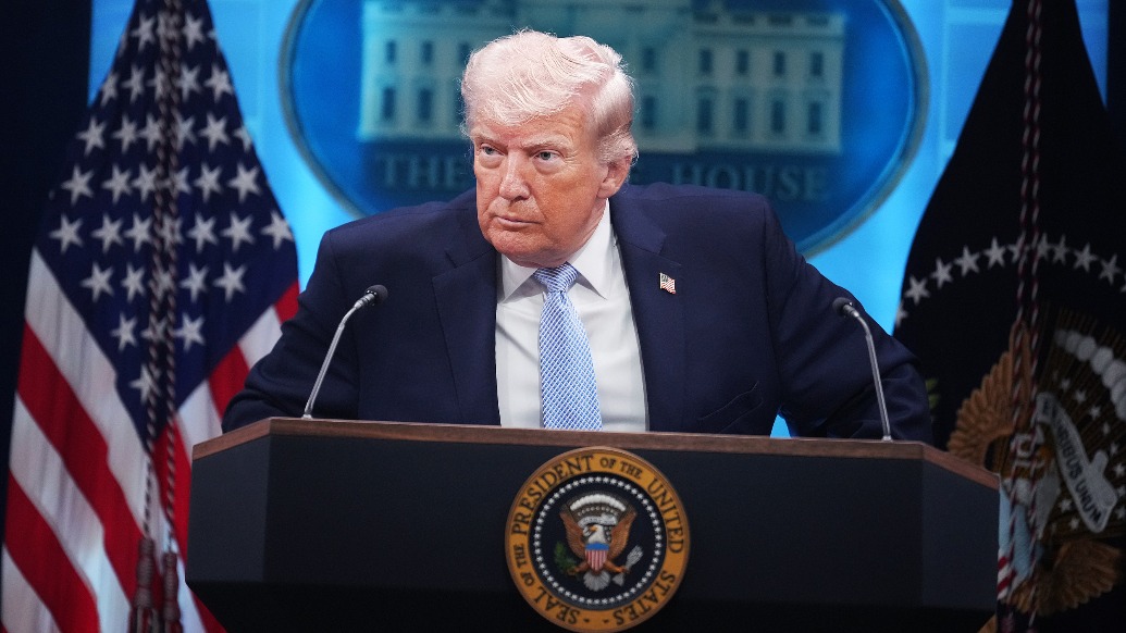 特朗普公布营救飞行员行动细节：出动176架飞机救援，一直升机上布满弹孔