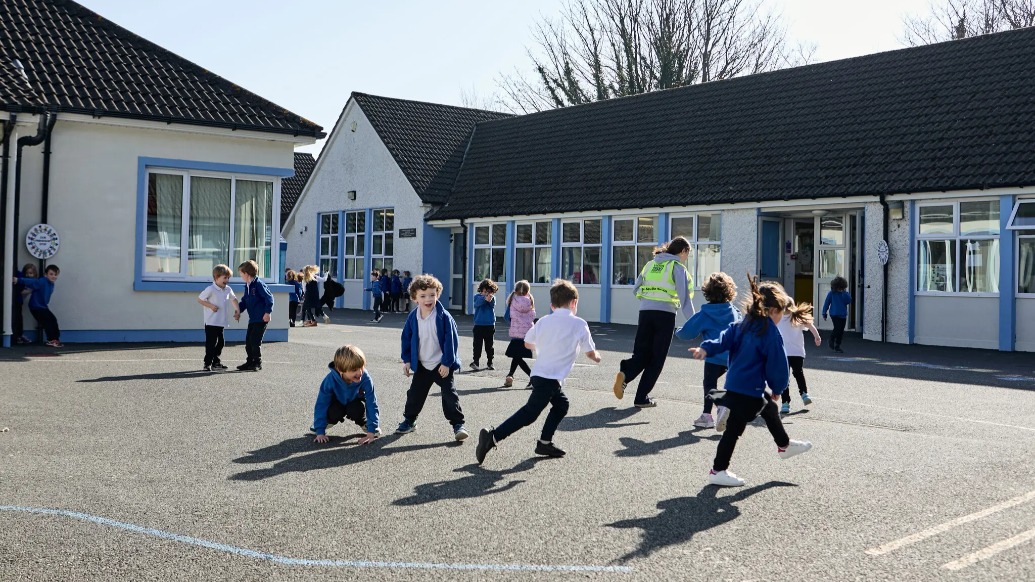 禁用社交平台与不买智能手机，澳大利亚与爱尔兰的两种童年路径