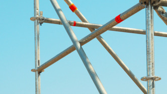 日本一鋼鐵廠約40米高腳手架倒塌，多名工人墜落