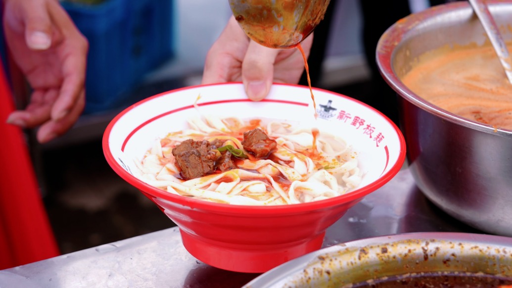 河南新野：万人共品一碗面，助力火热“赏花经济”