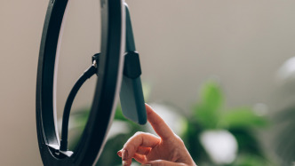 新華每日電訊調(diào)查部分直播間銷售違禁品亂象：販黃、售假、涉“槍”