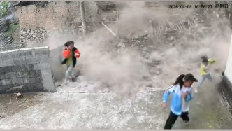 廢棄牛棚墻體倒塌三名兒童驚險逃生，當(dāng)?shù)劓?zhèn)政府：無人員傷亡