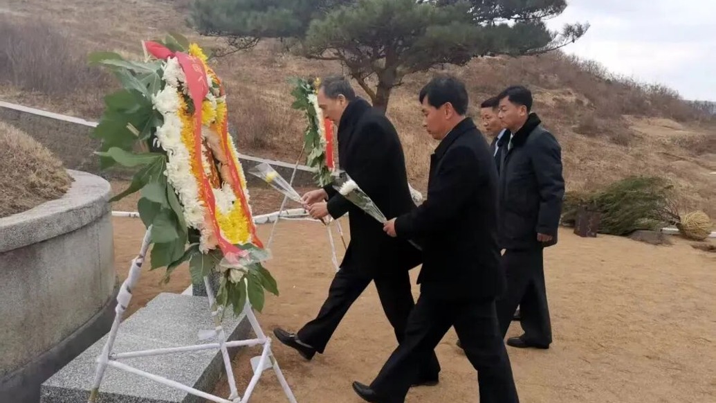 驻清津总领馆祭扫稳城郡中国人民志愿军烈士陵墓