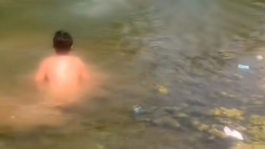 两名男孩下河游泳遇险，大学生听到呼救声出手施救