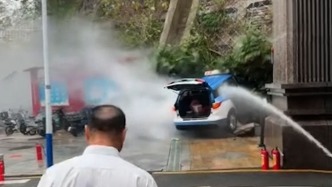 出租車失控撞上山體的哥被困，危急時刻附近的小區(qū)物業(yè)出手了