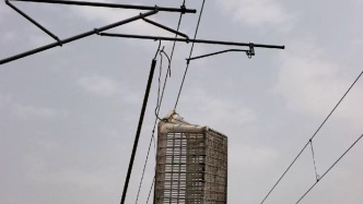 吊運漁獲操作不當(dāng)將魚筐掛到了鐵路接觸網(wǎng)上，男子違規(guī)放飛無人機(jī)被拘留