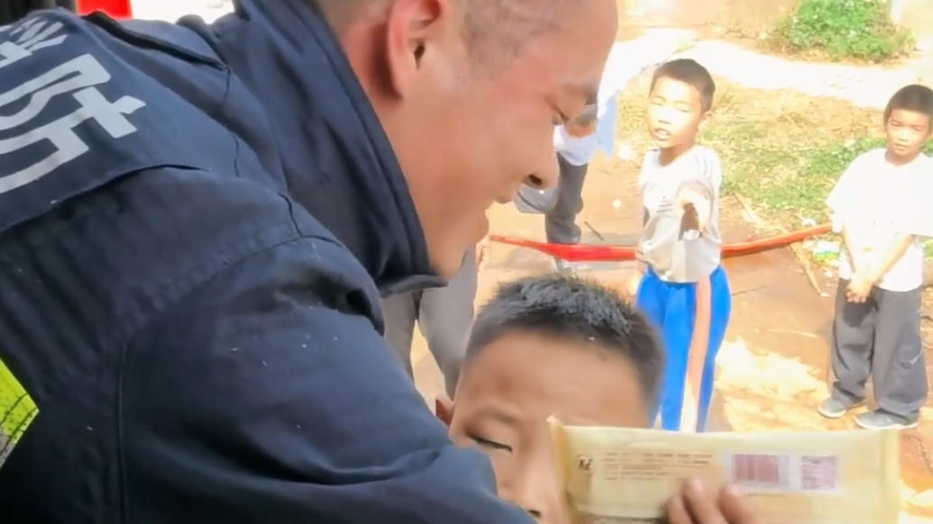 甜度拉满！救援结束后消防员被萌娃“强行”投喂雪糕