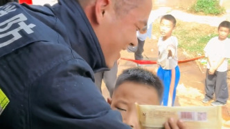 甜度拉滿！救援結(jié)束后消防員被萌娃“強(qiáng)行”投喂雪糕