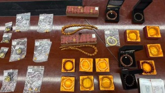 老人花88萬(wàn)元買(mǎi)的900余件玉石均為仿制品，上海警方破獲一起直播詐騙案