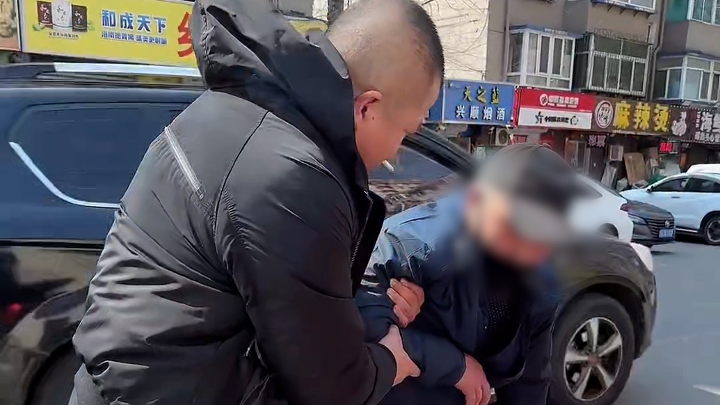 見老人摔倒起不來，路過男子上前扶起：不扶的話心里過意不去