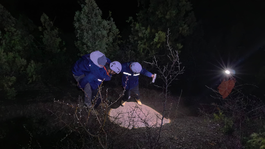 驴友雨夜徒步云南明永冰川失温被困,迪庆消防成功救援