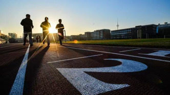 考兩千米跑、肥胖學(xué)生必修減脂課：這所大學(xué)為何爆改體育課？