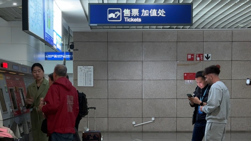 自学半年英语，他在上海浦东机场当“野生”志愿者