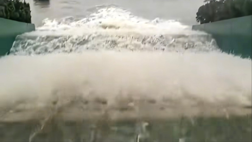 武汉暴雨后华中师范大学操场如瀑布？学校回应：非此次降雨视频，今日检查无积水