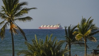 美媒稱8日僅有4艘船只獲準通過霍爾木茲海峽