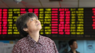 A股三大股指收跌：算力硬件產(chǎn)業(yè)鏈逆勢(shì)走強(qiáng)，兩市成交2.1萬(wàn)億元