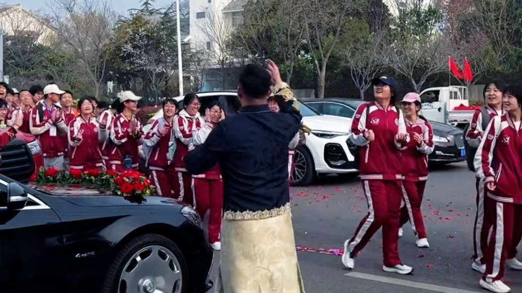 迎亲车队偶遇春游学生，孩子们送上祝福，新郎回赠喜糖