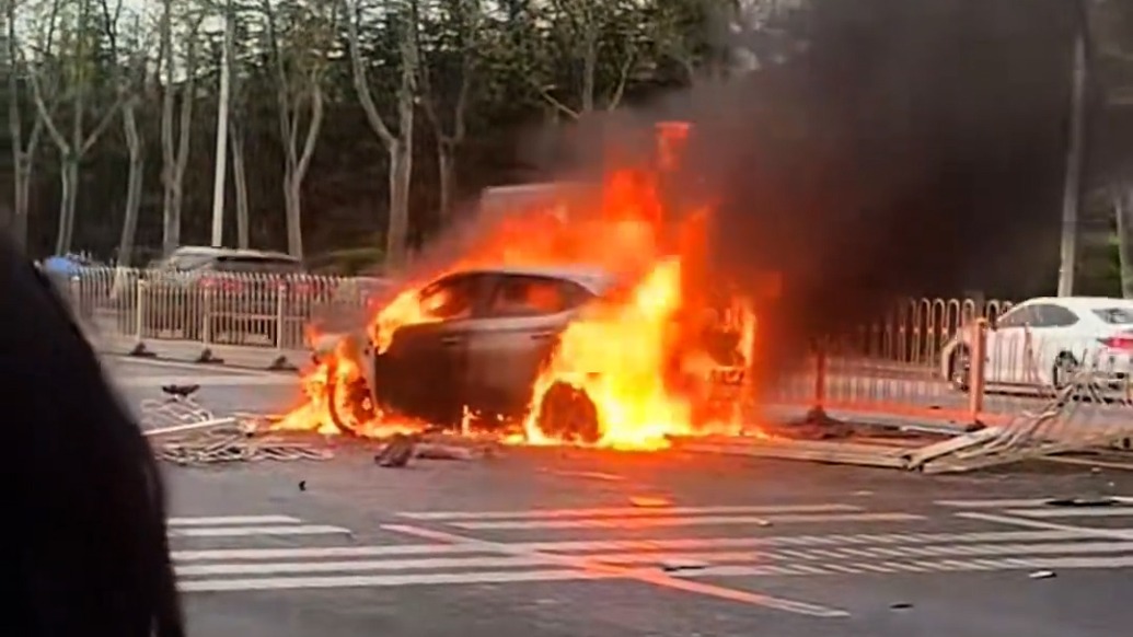 “見死不救不是我的性格”，男子拽車門救出被困在著火車輛上的司機