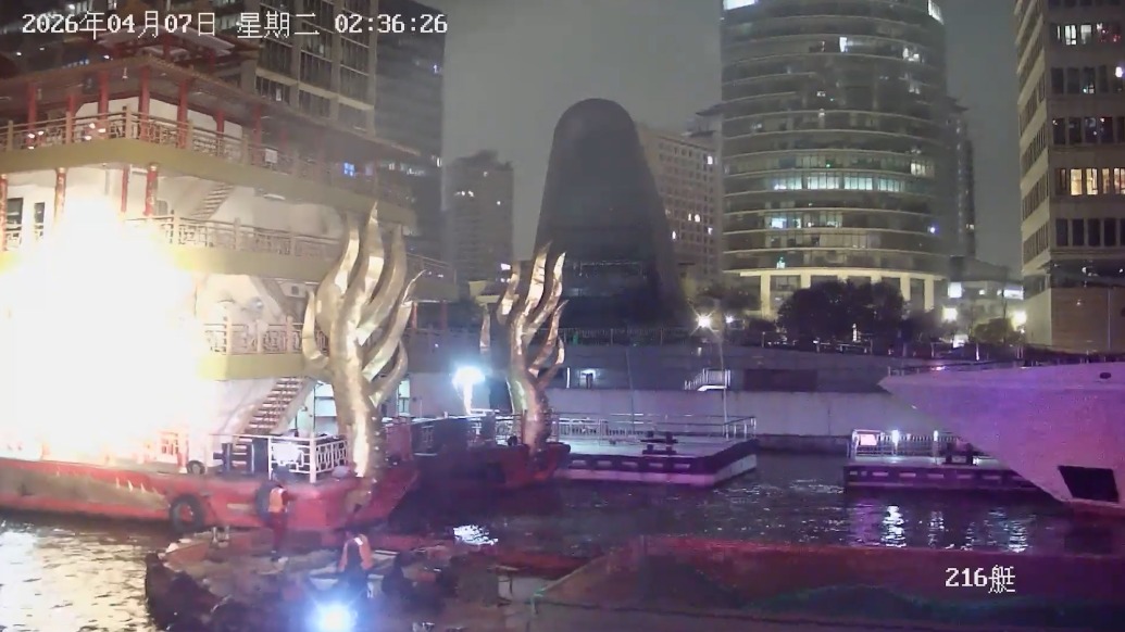 满载砂石货船失控漂移冲向游览船，水上公安果断处置化险为夷