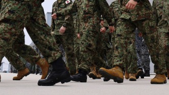 人民日?qǐng)?bào)鐘聲：日本自衛(wèi)隊(duì)加速“進(jìn)攻化”，加劇“和平憲法”脫軌危險(xiǎn)